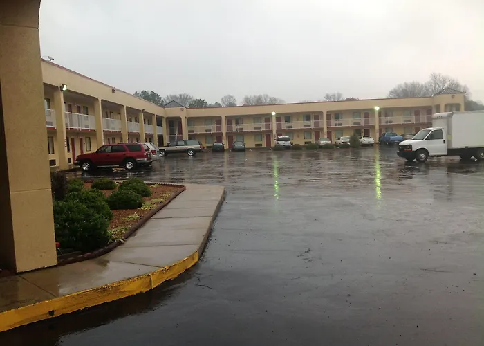 Cheap hotel: Colonial Inn And Suites - Memphis